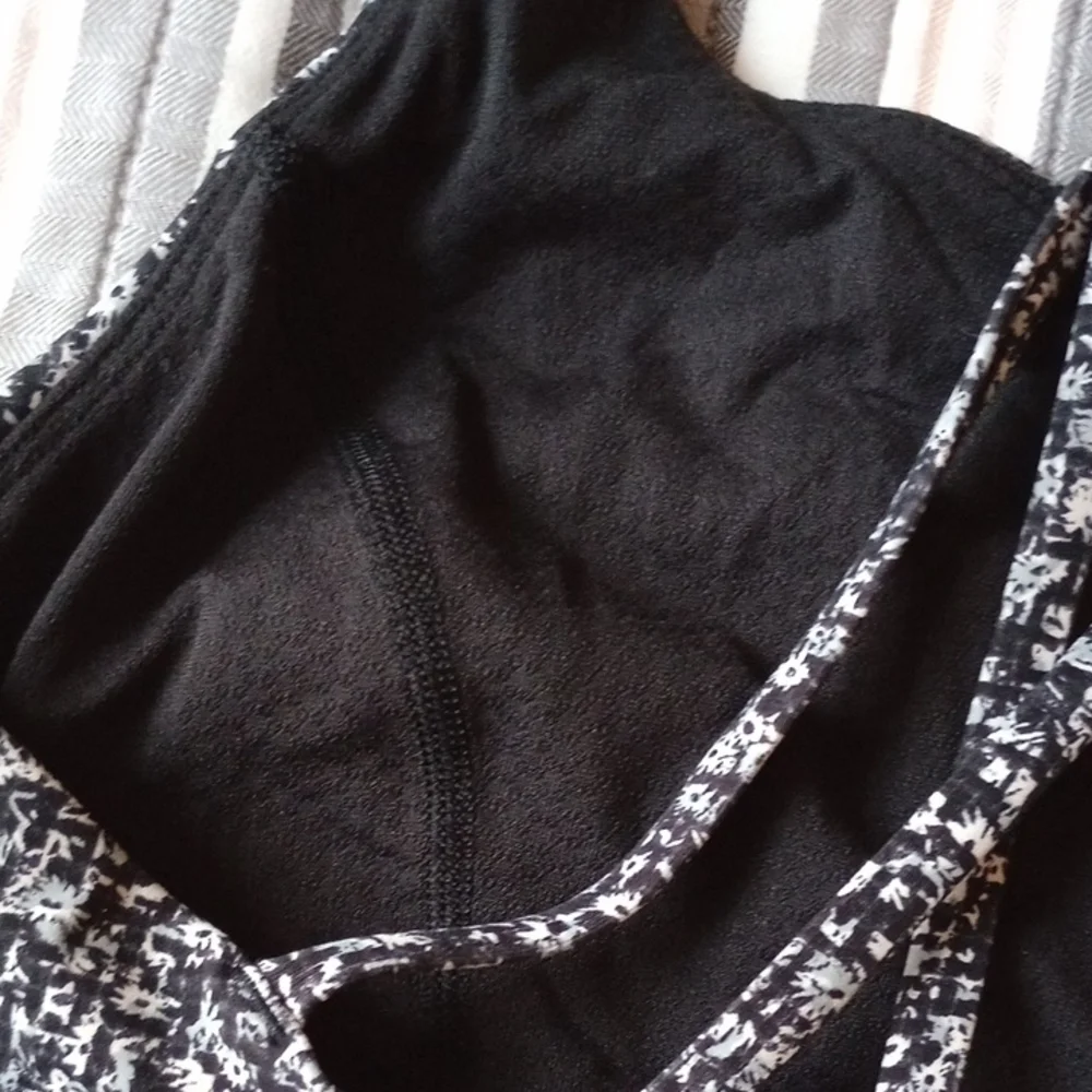 Lululemon‎ Athletica Black and White Crisscross Sports Bra